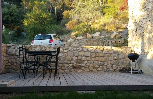 Merindol House | Tranquil Retreat in Luberon with Spa & Kitchen Amenities