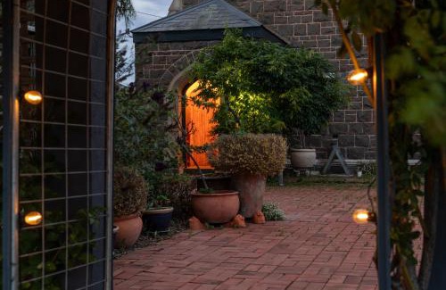 Campbell Town House | Exceptional Haven on High: Family-Friendly 4-Star Retreat