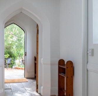 Campbell Town House | Exceptional Haven on High: Family-Friendly 4-Star Retreat
