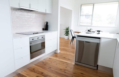 Bletchington House | Haven on Hill: Modern Retreat with Family-Friendly Amenities