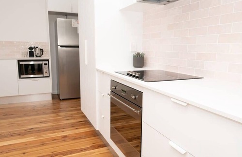 Bletchington House | Haven on Hill: Modern Retreat with Family-Friendly Amenities