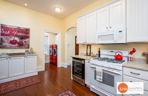 Grand Haven House | Haven on Howard - Monthly Booking Great Location