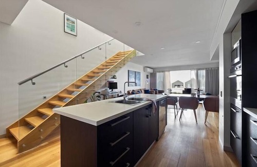 Augusta Apartment | Top-Rated Haven on Seine - Bay View Apartment with Breakfast