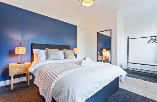 Abertillery House | Haven on the Hill - FREE Parking & Great for Groups
