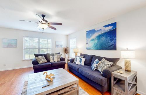 Pawleys Island Apartment | Pet-Friendly Haven On The Links with Pool & Hot Tub