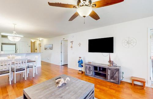 Pawleys Island Apartment | Pet-Friendly Haven On The Links with Pool & Hot Tub
