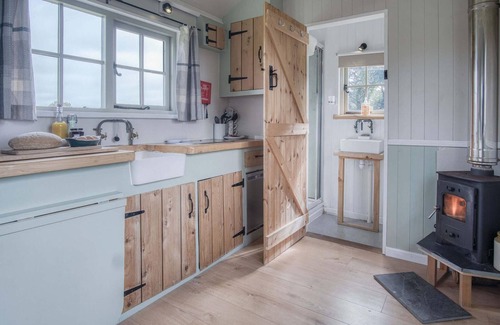 St Ishmaels Apartment | Cozy Haven View - 1 Bed Shepherds Hut with Oceanfront Charm