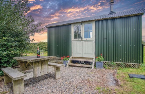 St Ishmaels Apartment | Cozy Haven View - 1 Bed Shepherds Hut with Oceanfront Charm