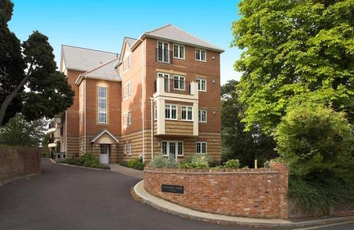 Basingstoke Apartment | Inviting Haven with Patio for Family Getaways