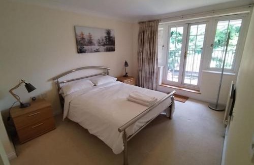 Basingstoke Apartment | Inviting Haven with Patio for Family Getaways