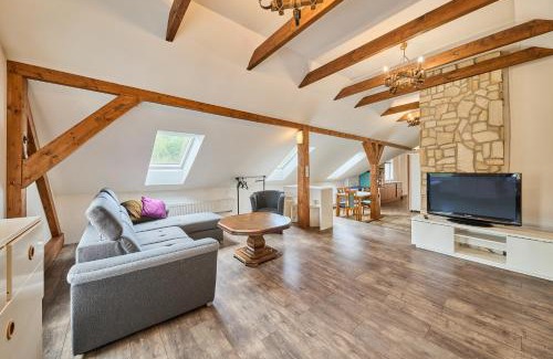 Havlovice Apartment | Charming Stay at Havlovice Near the Wooden Footbridge