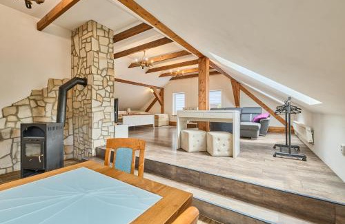 Havlovice Apartment | Charming Stay at Havlovice Near the Wooden Footbridge