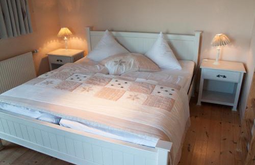 Sønderstrand Hotel | Welcoming Havneby Kro: Pet-Friendly Family Retreat