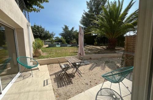 Les Camoins Apartment | Relaxing Haven with Pool and Lush Garden Retreat