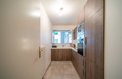 Faubourg de l'Arche Apartment | Tranquil Haven: Apartment with Terrace & Spa Amenities