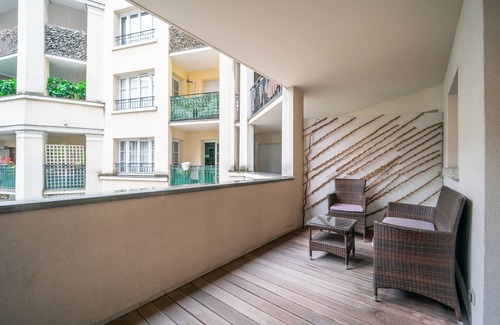 Faubourg de l'Arche Apartment | Tranquil Haven: Apartment with Terrace & Spa Amenities