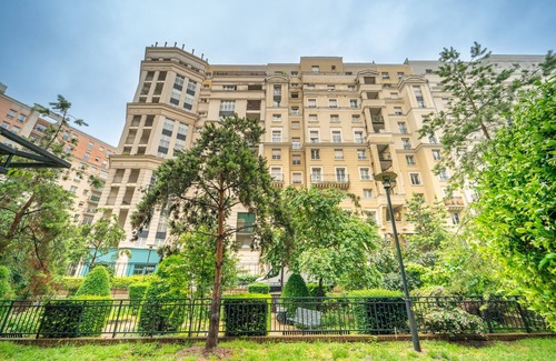 Faubourg de l'Arche Apartment | Tranquil Haven: Apartment with Terrace & Spa Amenities