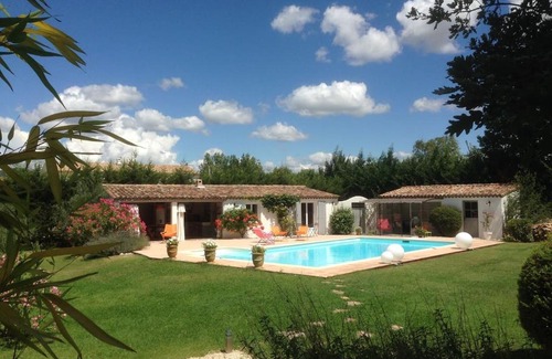 Neoules House | Relaxing Haven in Provence with Refreshing Pool Access