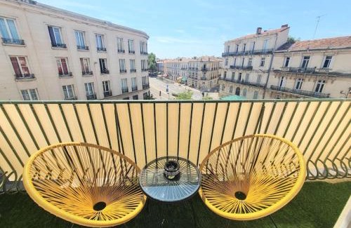 Les Arceaux Apartment | Bright Haven with Air Conditioning and Terrace Access