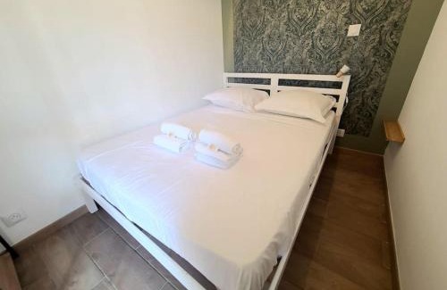 Les Arceaux Apartment | Bright Haven with Air Conditioning and Terrace Access
