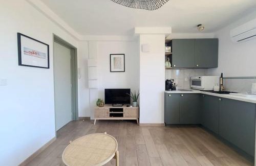 Les Arceaux Apartment | Bright Haven with Air Conditioning and Terrace Access