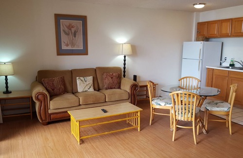 Waikiki Apartment | Beachside Stay: Pet-Friendly Hotel Steps from the Ocean