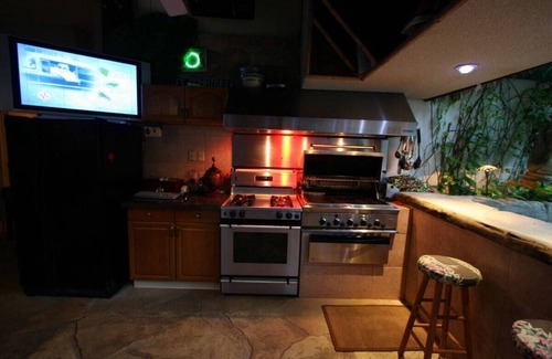 Media House | Experience Hawaii: Swim-up Tiki Bar & Spectacular Waterfalls