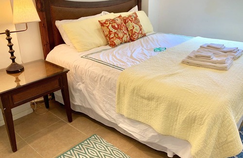 Punaluu Apartment | Hawaiian Cottage-Seconds away from beach access- A/C Near North Shore Oahu