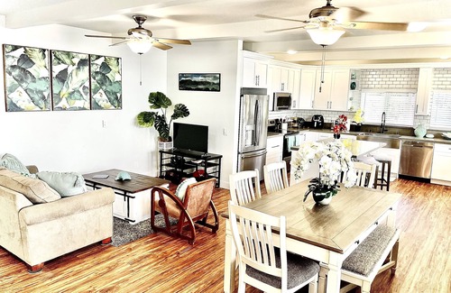 Kaneohe House | Discover the Hawaiian Hillside Retreat with Scenic Bay Views