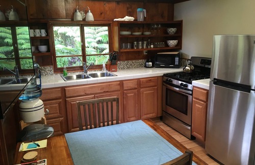Mountain View Cabin | Explore Hawaiian Tree House Cabin with Ocean View & Spa