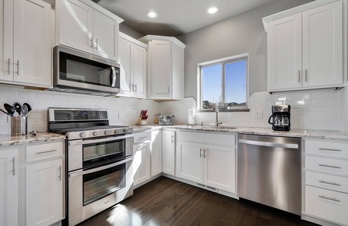 Fruita House | Hawk II - Cozy Home with Spa and Pet-Friendly Amenities