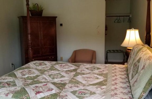 Stony Run Bed & Breakfast | Inviting Hawk Mountain Bed & Breakfast with Pool & Hot Tub