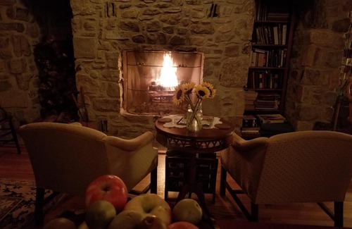 Stony Run Bed & Breakfast | Inviting Hawk Mountain Bed & Breakfast with Pool & Hot Tub