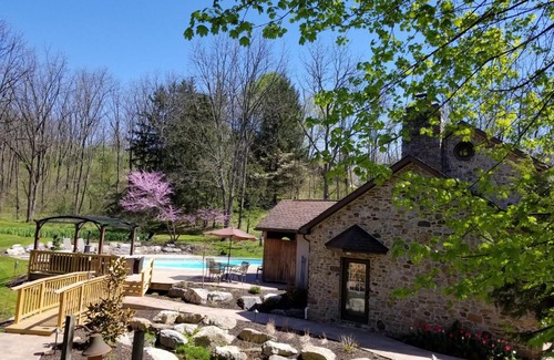 Stony Run Bed & Breakfast | Inviting Hawk Mountain Bed & Breakfast with Pool & Hot Tub