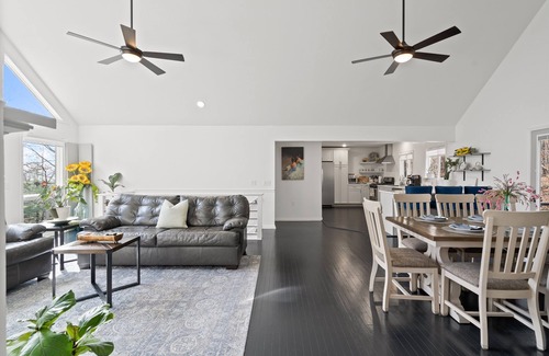 Massanutten House | Experience Hawk Mountain Song: Pet-Friendly Retreat with Hot Tub