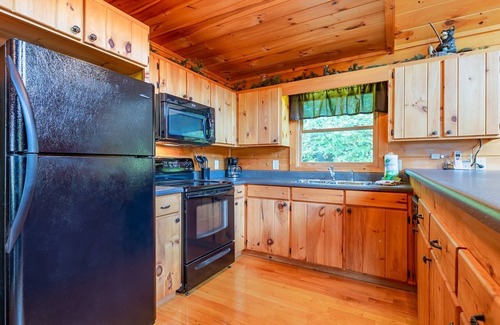 Ridgeline Vistas Cabin | Relax at Hawk's Hideaway: Cozy Retreat in Blue Ridge GA