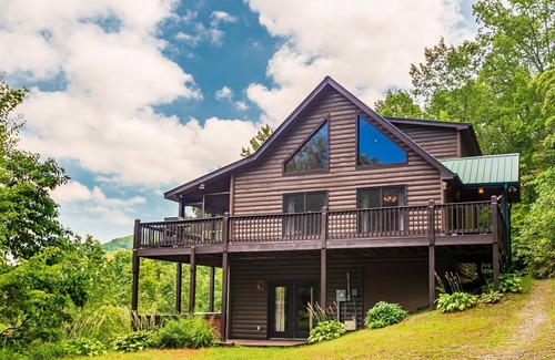 Ridgeline Vistas Cabin | Relax at Hawk's Hideaway: Cozy Retreat in Blue Ridge GA