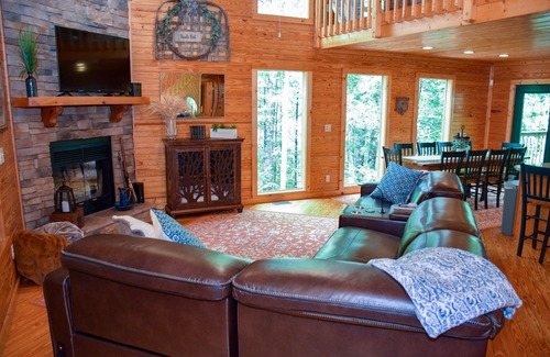 Townsend Cabin | Hawk's Nest: 4BR Cabin with Pool Near National Park