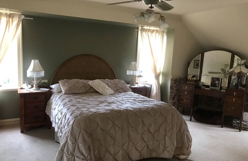 Mount Rankin House | Relaxing Stay with Pool, Spa & Balcony in Queen Room