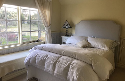 Mount Rankin House | Relaxing Stay with Pool, Spa & Balcony in Queen Room
