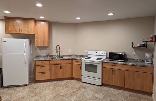 Moscow House | Hawk's Nest: Perfect Family Retreat with Kitchen Amenities