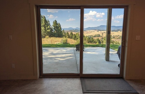 Moscow House | Hawk's Nest: Perfect Family Retreat with Kitchen Amenities