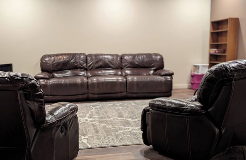 Moscow House | Hawk's Nest: Perfect Family Retreat with Kitchen Amenities