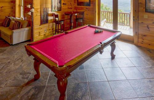 Lake Lure House | Cozy Hawk's View Log Cabin with Hot Tub & Family-Friendly Vibes