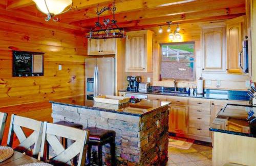 Lake Lure House | Cozy Hawk's View Log Cabin with Hot Tub & Family-Friendly Vibes