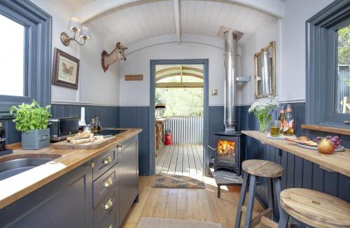 Knowstone Ski Chalet | Discover Hawkings Hideaway: Pet-Friendly Family Retreat