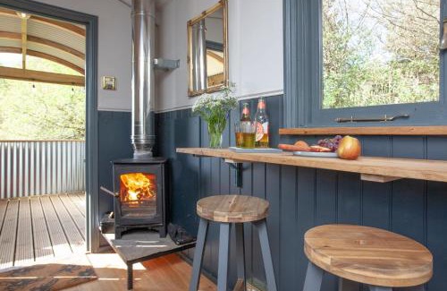 Knowstone Ski Chalet | Discover Hawkings Hideaway: Pet-Friendly Family Retreat