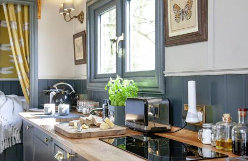 Knowstone Ski Chalet | Discover Hawkings Hideaway: Pet-Friendly Family Retreat