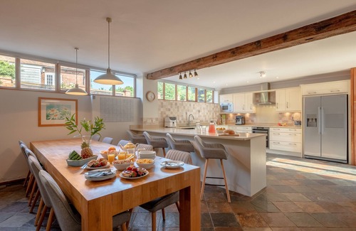 Abbess Roding House | Hawkridge Oast - Spacious Five Bedroom Family Retreat