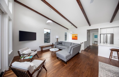 Hood River House | Hawks Perch: Modern Downtown Stay with Panoramic Views